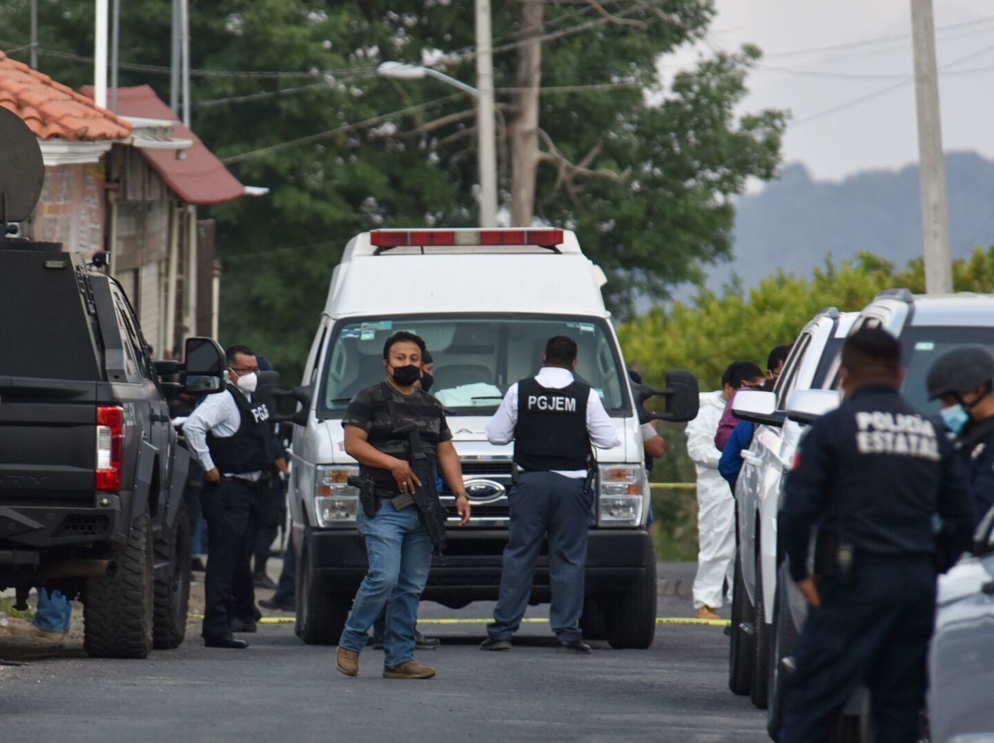 Fuerte operativo policiaco se lleva acabo en Llano Grande municipio de Coatepec Harinas, en donde fueron emboscados elementos de la Secretaría de Seguridad estatal y la FGJEM, fallecieron 13 elementos.