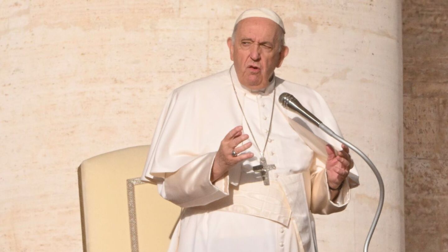 el papa Francisco rechaza ordenar a mujeres sacerdotes
