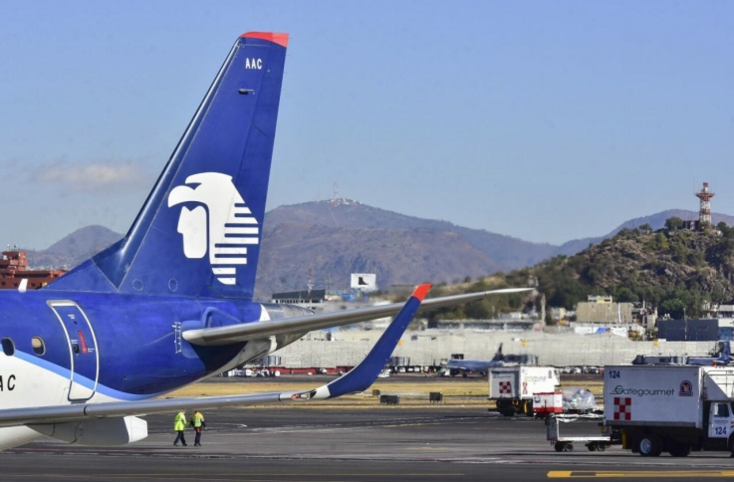 CIUDAD DE MÉXICO, 20FEBRERO2017.- Un avión de la linea Aeromexico que cubria la ruta México-Tijuana y México-Bajío, sufrió un roce con otra aeronave en el aeropuerto internacional de la Ciudad de México.FOTO: ARMANDO MONROY /CUARTOSCURO.COM