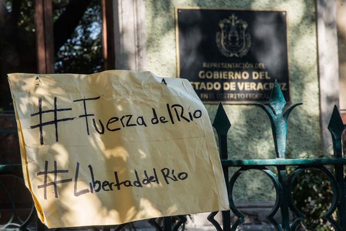 En la representación del Estado de Veracruz fueron colocadas pancartas en apoyo a José Manuel Del Río Virgen, secretario Técnico de la Jucopo en el Senado de la República, quien se encuentra detenido en Veracruz por su presunta participación en el a