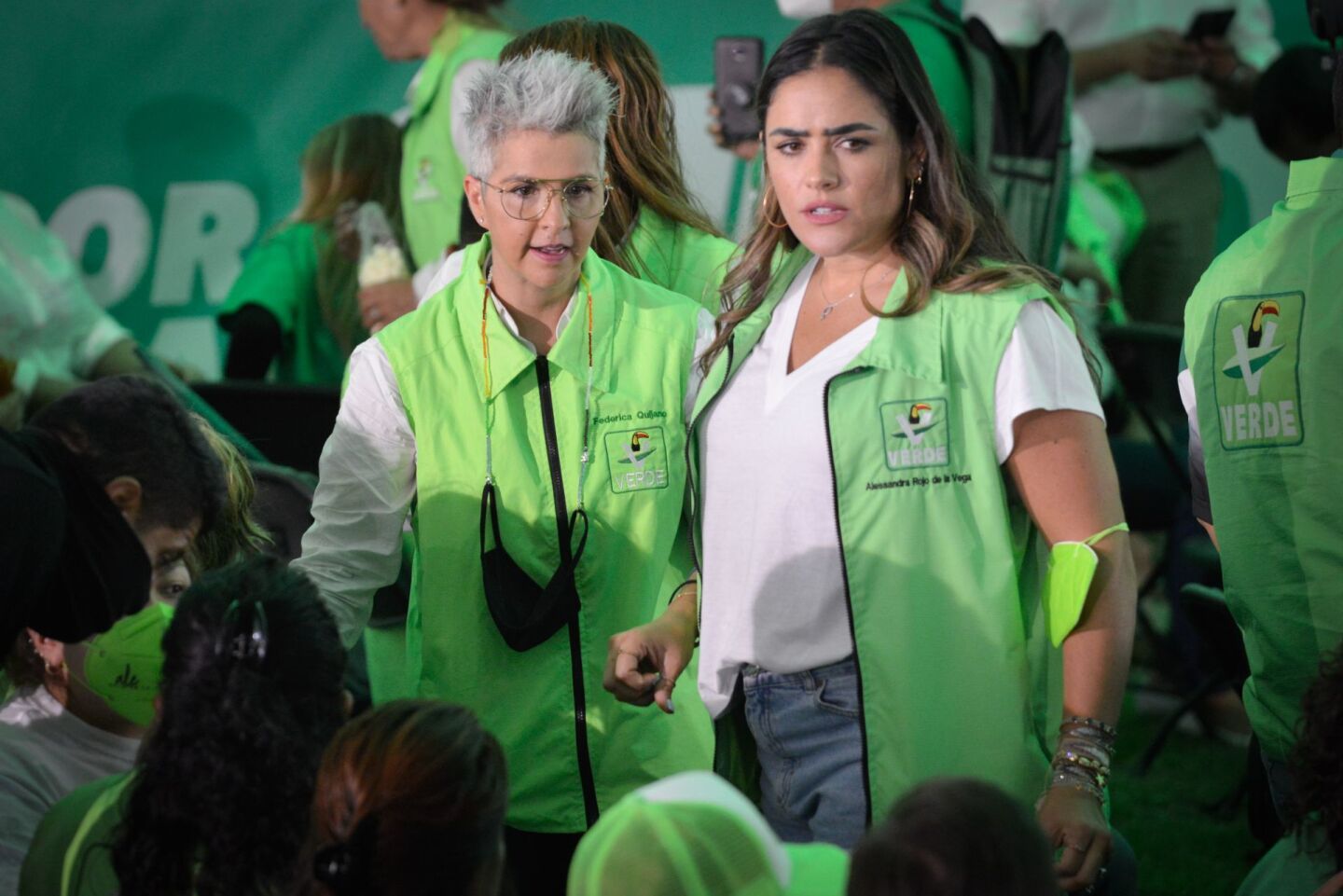 Federica Quijano, cantante y vocera del PVEM, junto y Alessandra Rojo de la Vega, diputada local del mismo partido, durante el cierre de campaña del partido verde.