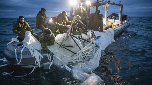 La Armada de EE.UU. publica fotos de los restos que ha recuperado del globo chino
