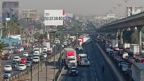 accidente-mexico-queretaro-trailer-vuelca-cerca-de-perinorte