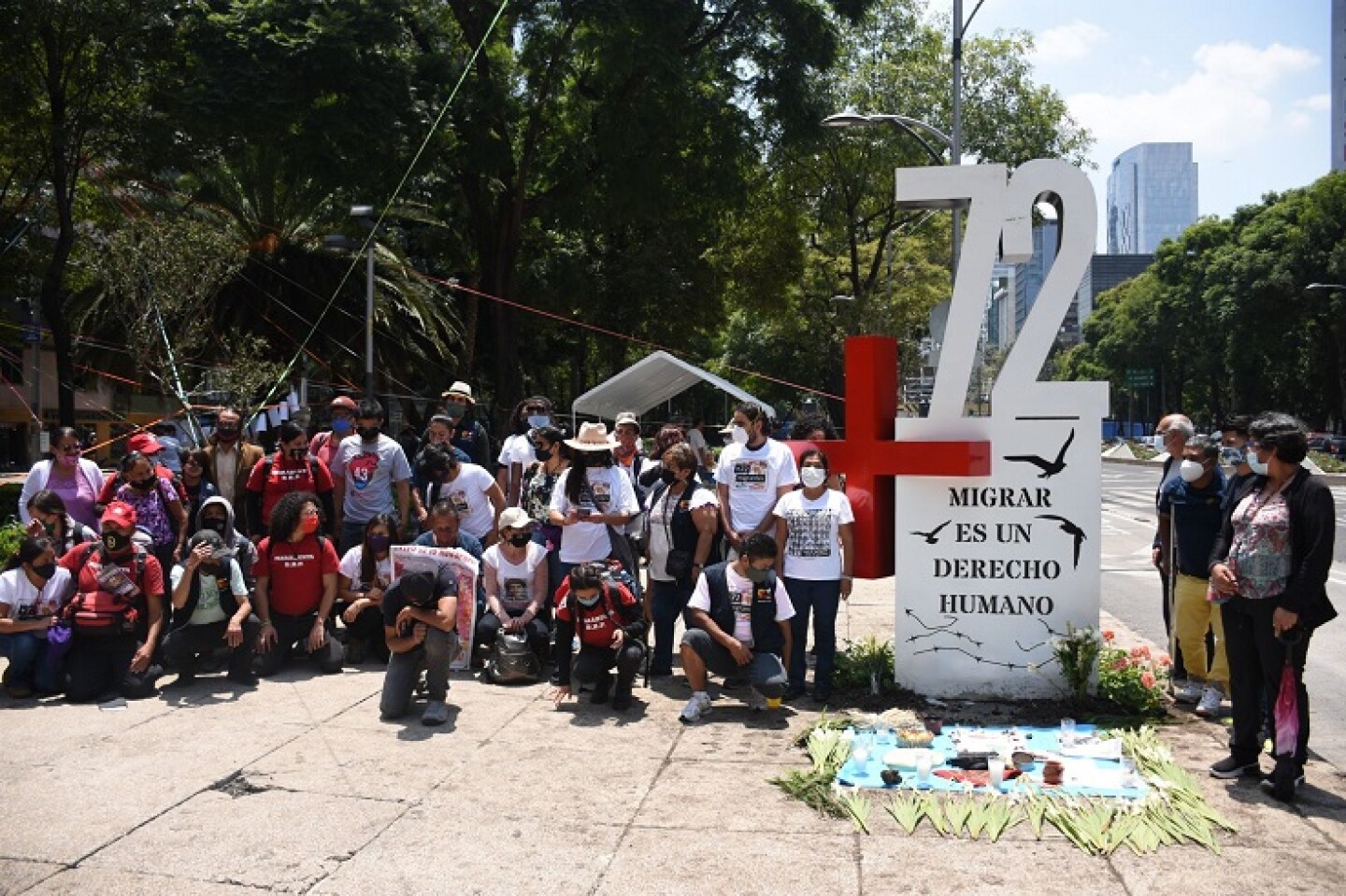 Integrantes del grupo +72 frente al antimonumento colocado frente a la Embajada de Estados Unidos.