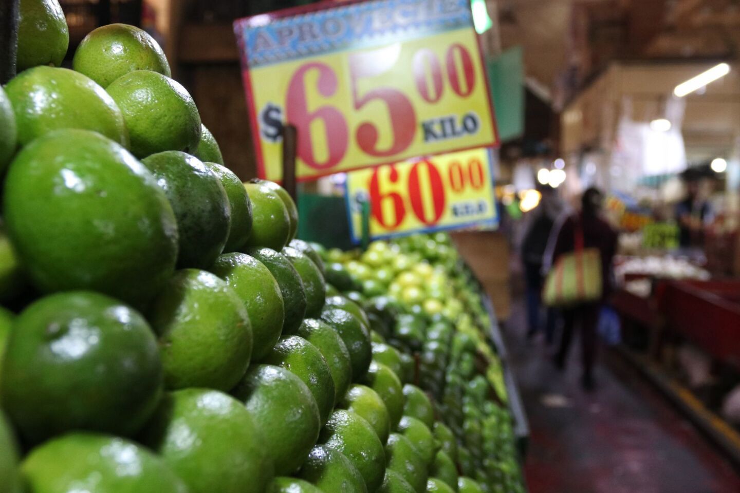 En mercados de la ciudad el limón se mantiene en precios que oscilan los 45 a 60 pesos el kilogramo. Los aumentos a los precios de la canasta básica aunado a la baja producción de limón en estados como Michoacan han propiciado la subida que resienten los bolsillos de las familias.
