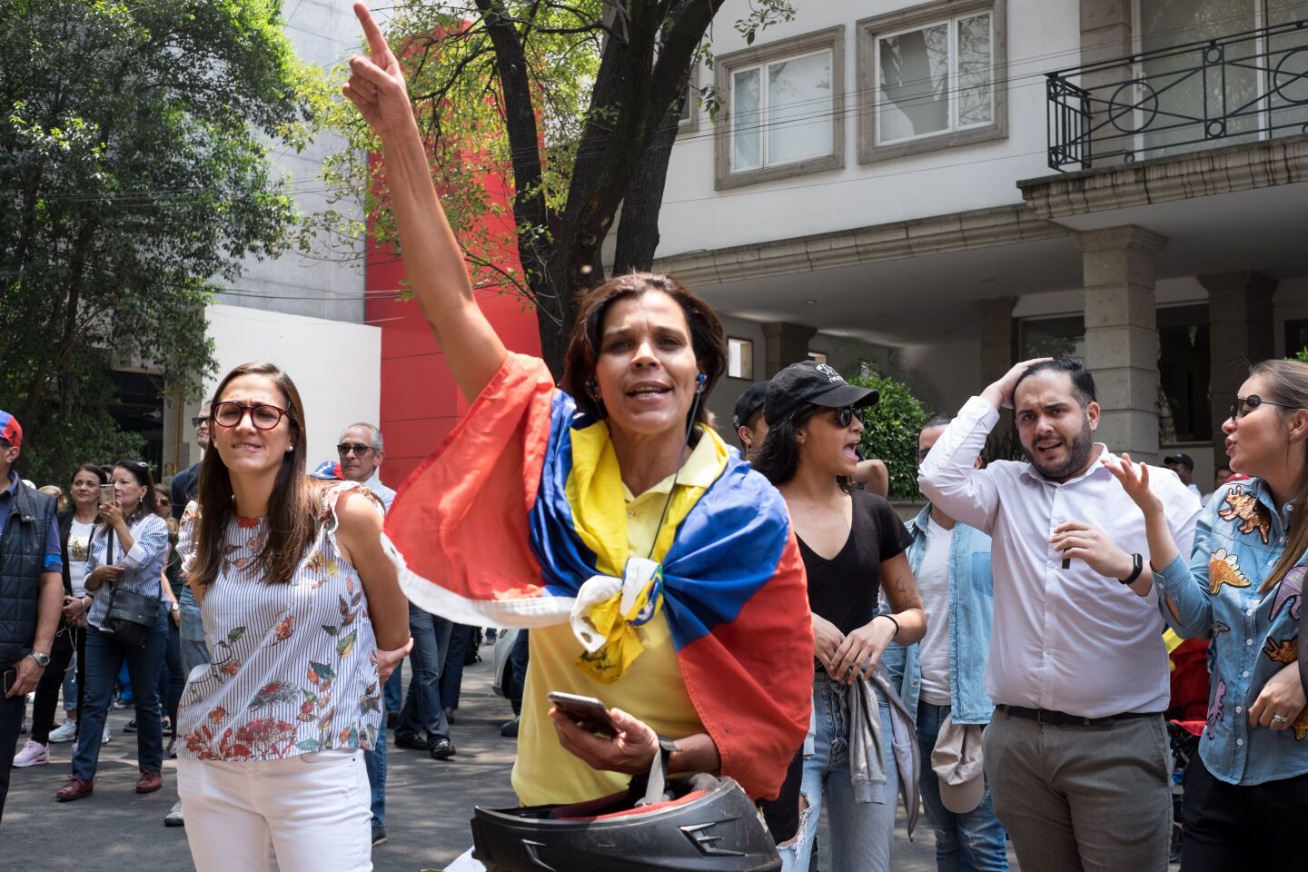 CIUDAD DE MÉXICO, 30ABRIL2019.- Simpatizantes de la Coordinadora Mexicana de Solidaridad con Venezuela, se presentaron afuera de las instalaciones de la Embajada de Venezuela, en apoyo a Juan Guaidó, presidente interino de dicho país. Se colocaron un listón en el brazo como forma de empatía con los militares que apoyan derrocar las funciones de Nicolás Maduro, el gobierno de transición y las Elecciones libres en el país. FOTO: GRACIELA LÓPEZ /CUARTOSCURO.COM