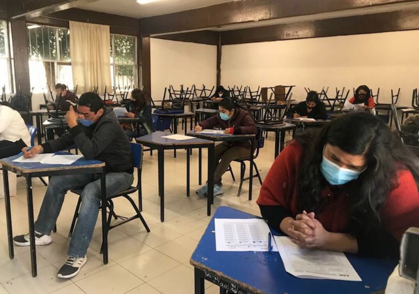 Sana distancia y aplicación de gel antibacterial fueron necesarios antes de acceder a la sede donde se aplicó el examen.