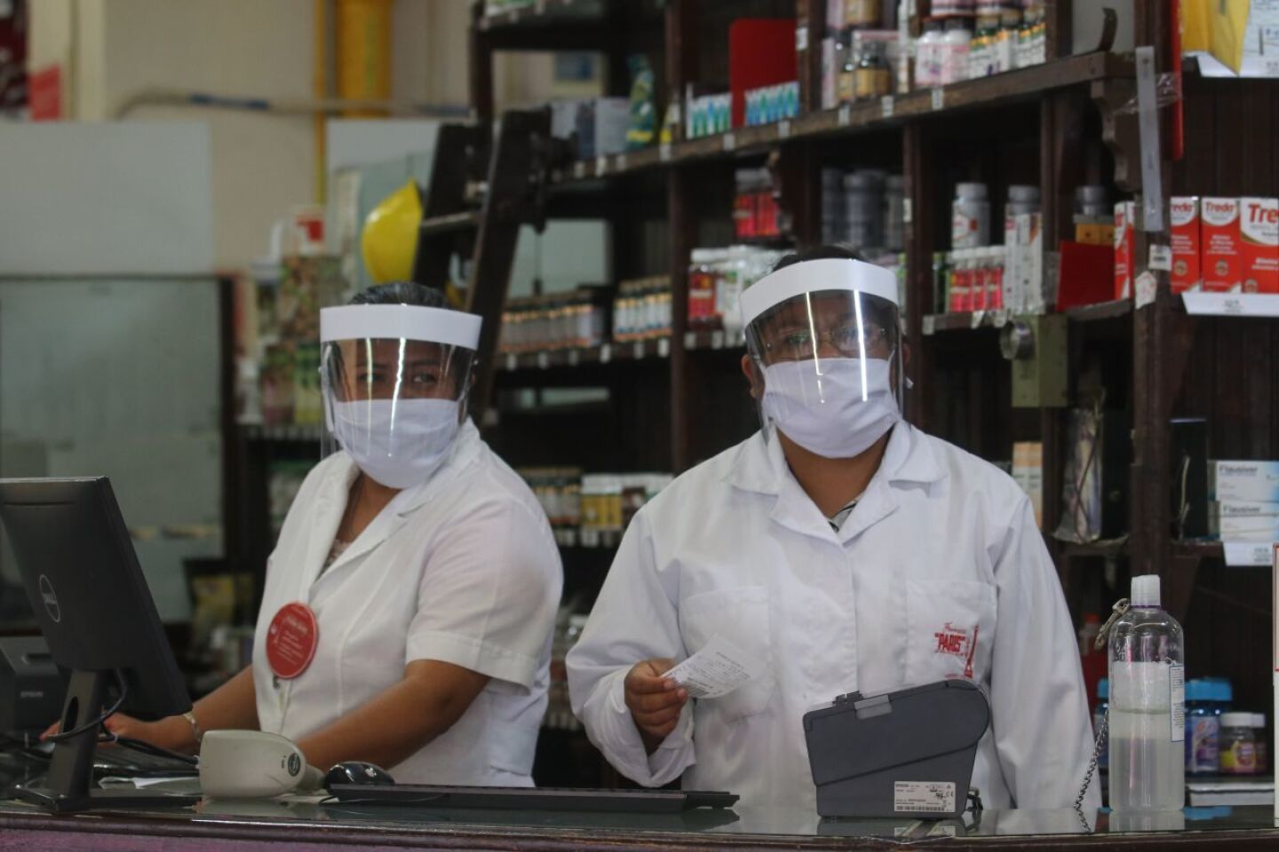 Personal de farmacias y policías utilizan mascarillas y cubrebocas como medidas sanitarias ante el posible contagio del Covid-19