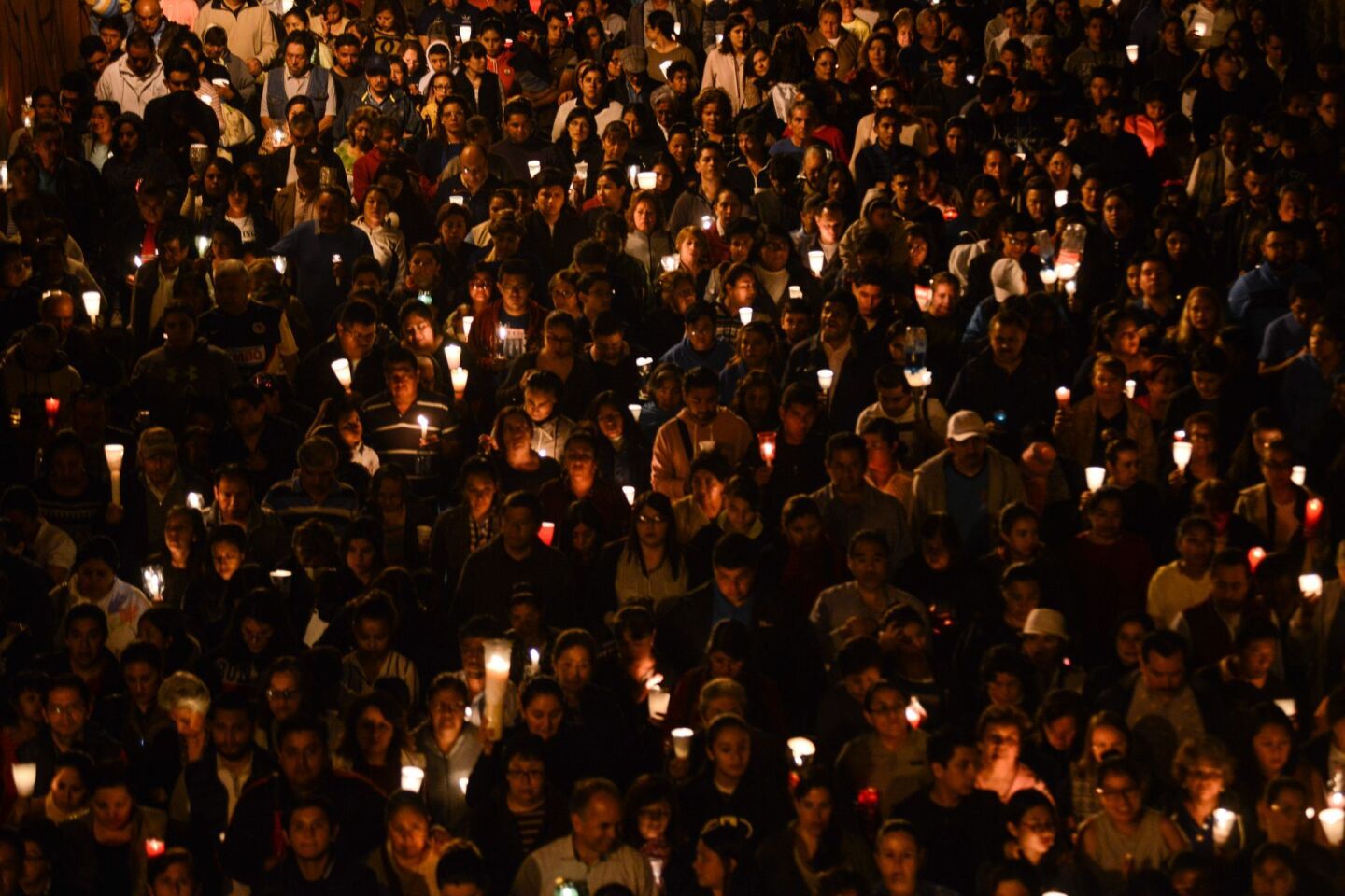 XALAPA, VERACRUZ, 19ABRIL2019.- Con veladoras en mano y en silencio miles de fieles participaron en la "Procesión del Silencio" encabezada por el Arzobispo Hipólito Reyes Larios, la procesión dio inicio en la iglesia de la "Emperatriz de las Américas" recorriendo distintas calles del centro histórico y culminando en la catedral metropolitana donde el Arzobispo pidió por los desaparecidos y sus familiares quienes día a día esperan encontrarlos, "Queremos saber dónde se encuentran nuestros familiares desaparecidos, vivos o difuntos para consuelo de los corazones desangrados" expuso.FOTO: ALBERTO ROA /CUARTOSCURO.COM