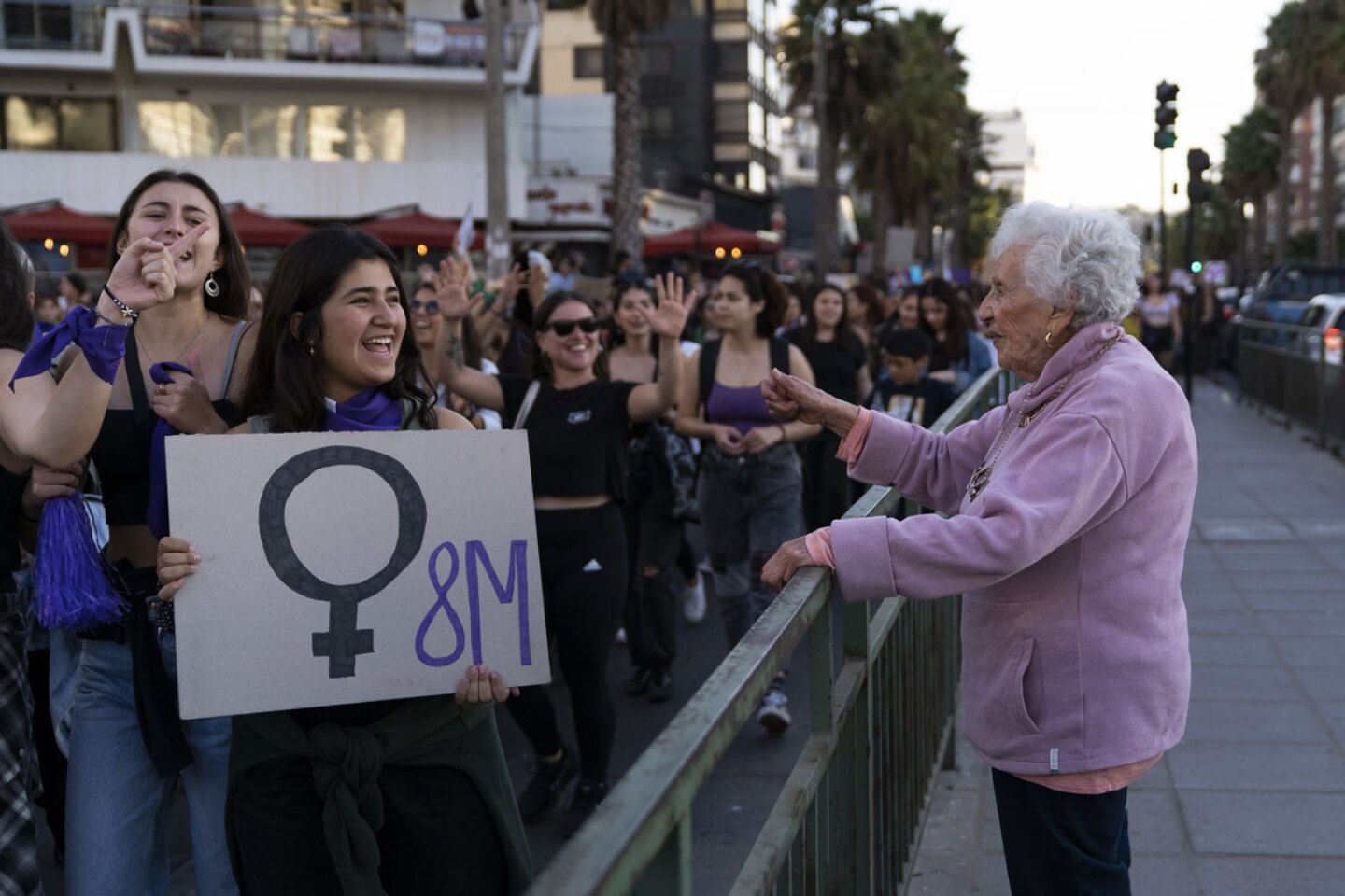 Chilenas enfocan demandas del 8M en el rechazo a la violencia: "¡Basta ya!"