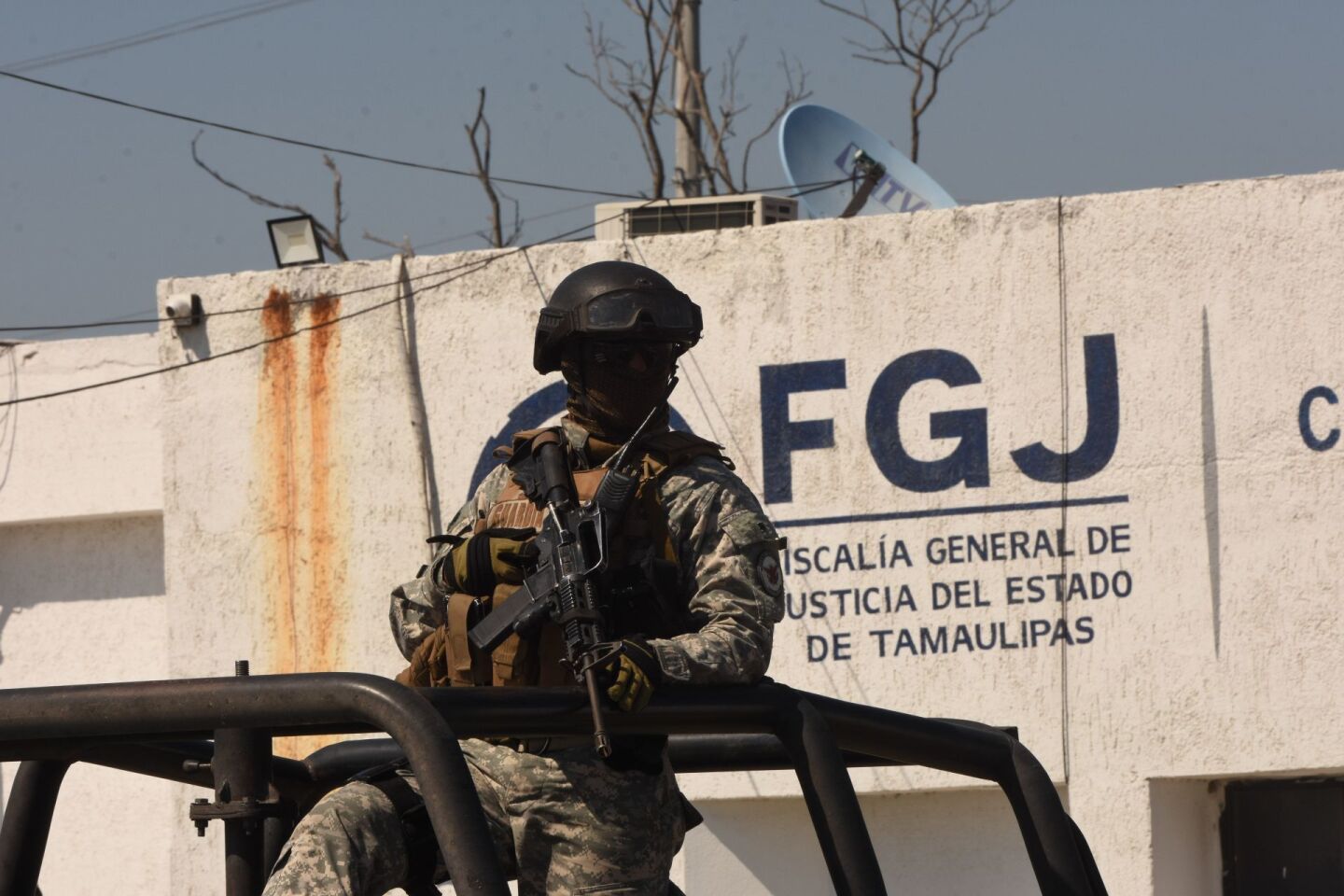 Resguardo del SEMEFO de Matamoros, Tamaulipas, por parte de elementos del ejército mexicano ante la repatriación de cuerpos de los estadounidenses asesinados en días pasados.