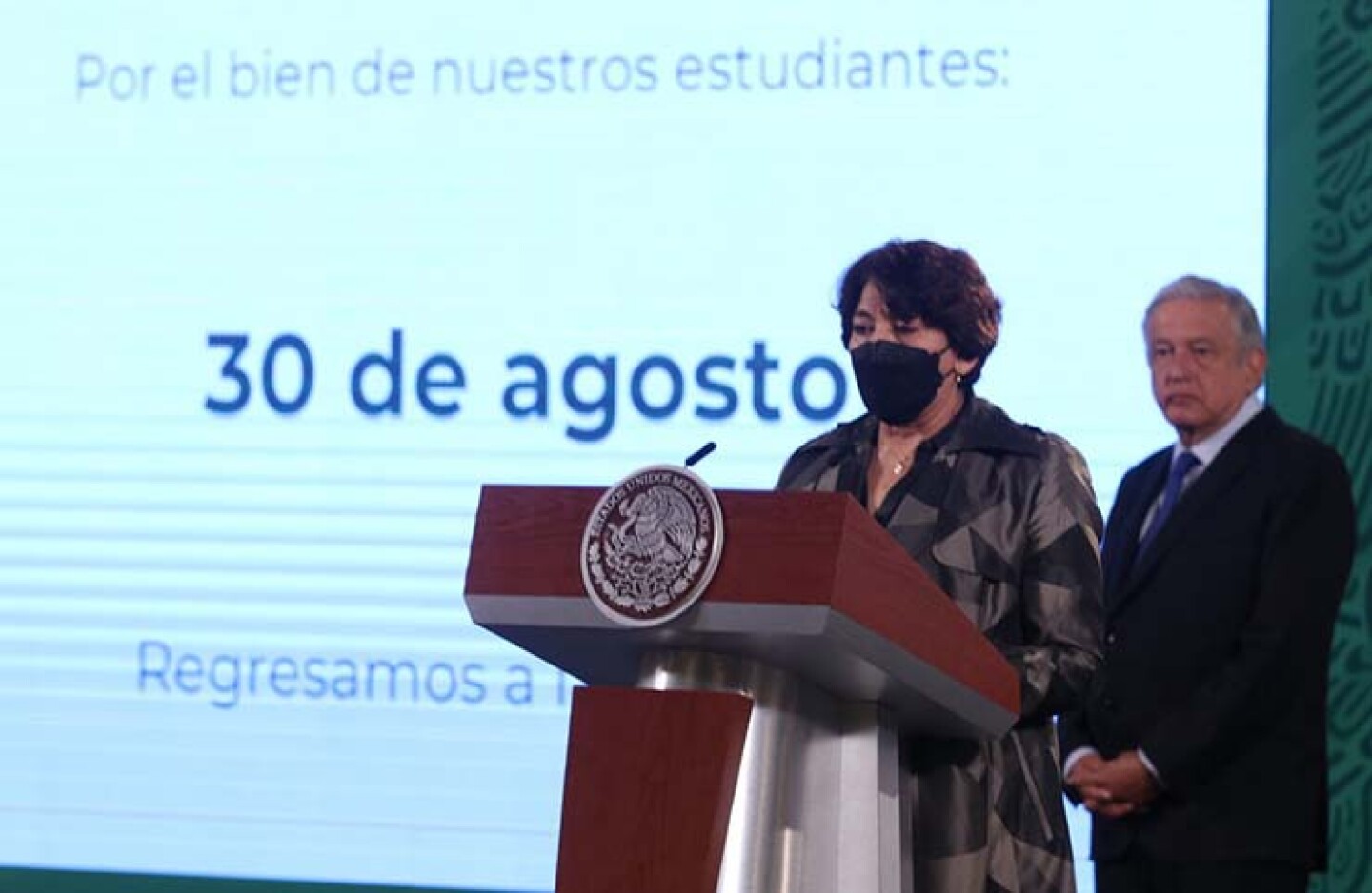 Andrés Manuel López Obrador, presidente de México acompañado de Delfina Gómez Álvarez, secretaria de Educación Pública, durante conferencia de prensa donde se destacó el tema del regreso a clases y se firmó acuerdo con Teleton.