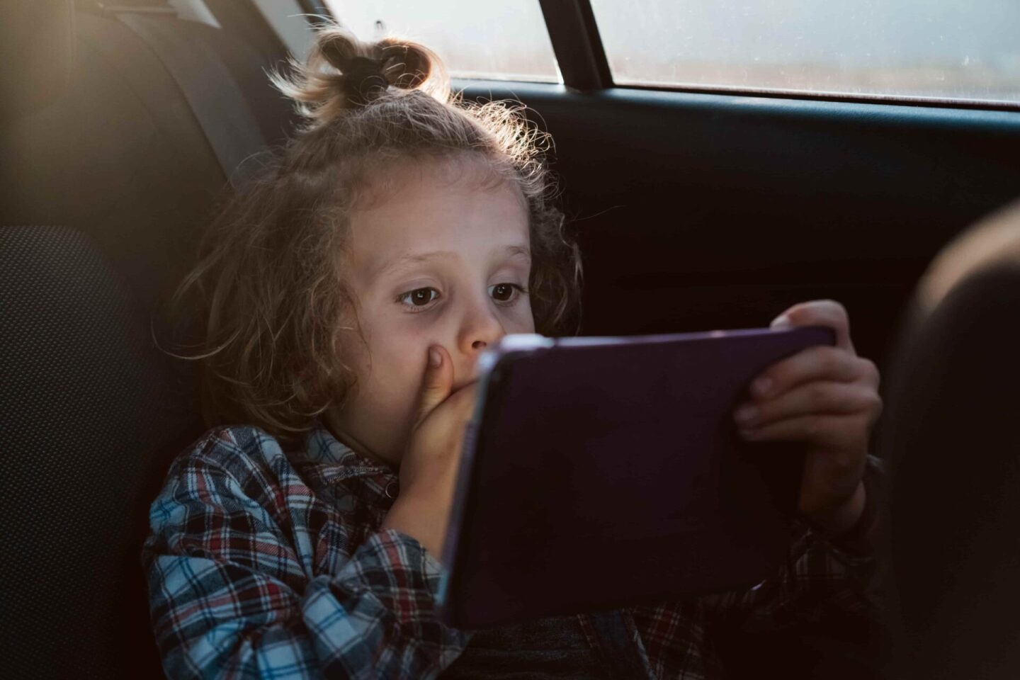 Cómo orientar a niños que han visto contenido inapropiado en línea