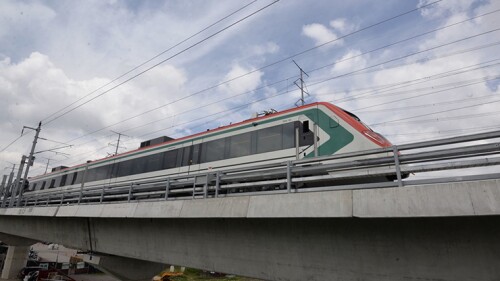 TOLUCA, ESTADO DE MÉXICO, 01OCTUBRE2018.- Este día se llevaron a cabo pruebas del Tren Interurbano México-Toluca, saliendo del patio de servicio y pasando por dos  estaciones, hasta llegar a la tercera, ubicada en la avenida Tecnológico. FOTO: ARTEMIO