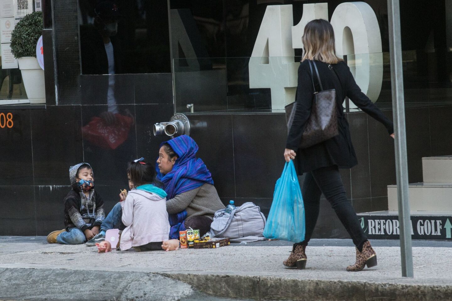 Miles de habitantes de la capital pasaran las fiestas decembrinas en pobreza extrema la cual de acuerdo al Consejo Nacional de Evaluación de la Política de Desarrollo Social (CONEVAL), en la Ciudad de México incrementó de 152,100 personas 8 a 400,400 de 2018 a 2020.