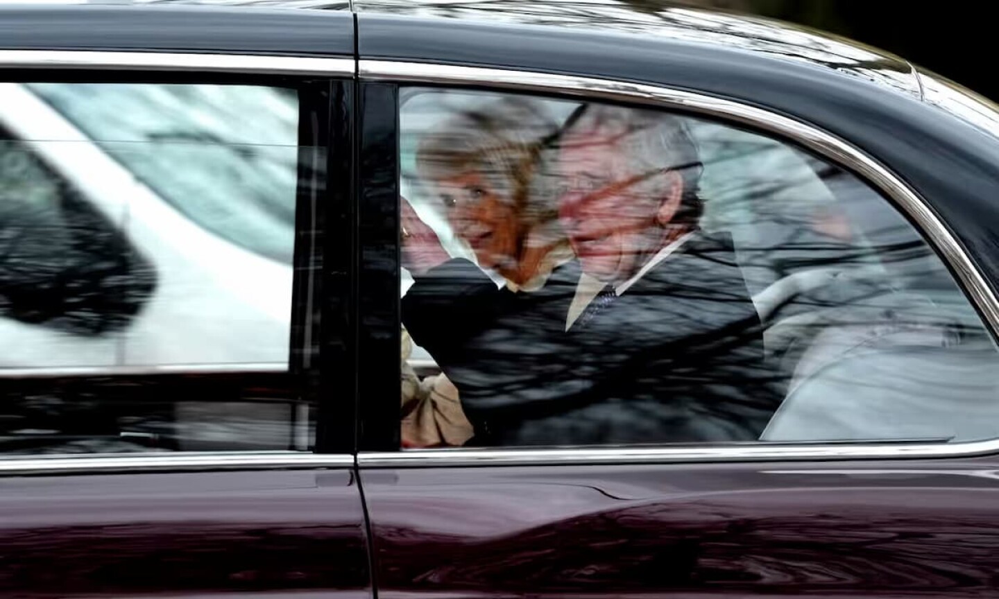 El rey Carlos III saluda junto a la reina Camilla a su salida de Clarence House el martes. Foto Frank AugsteinAP