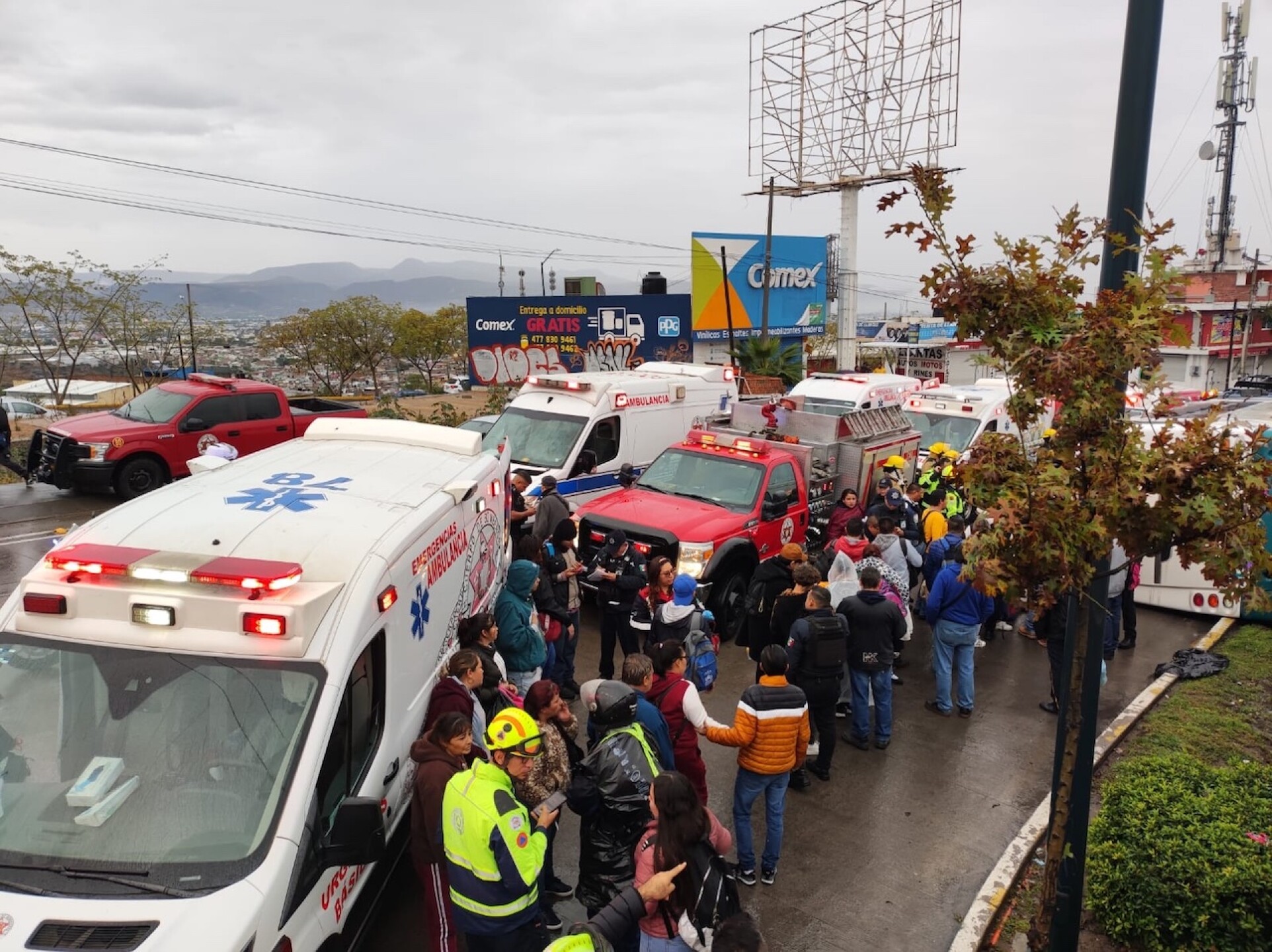 accidente-leon-gto-camion-vuelca-en-bulevar-san-juan-bosco-2