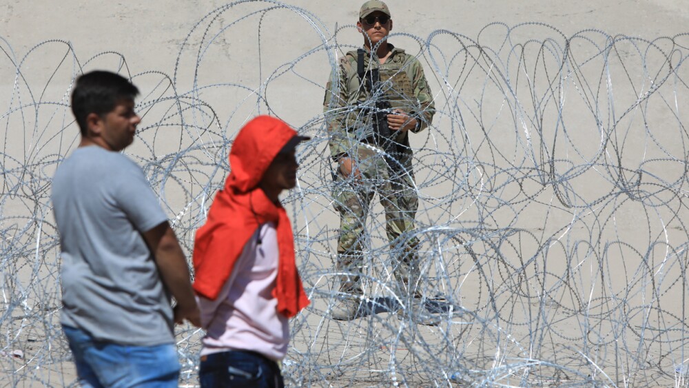 Migrantes usan las barricadas de frontera México-EE.UU. para instalar campamento