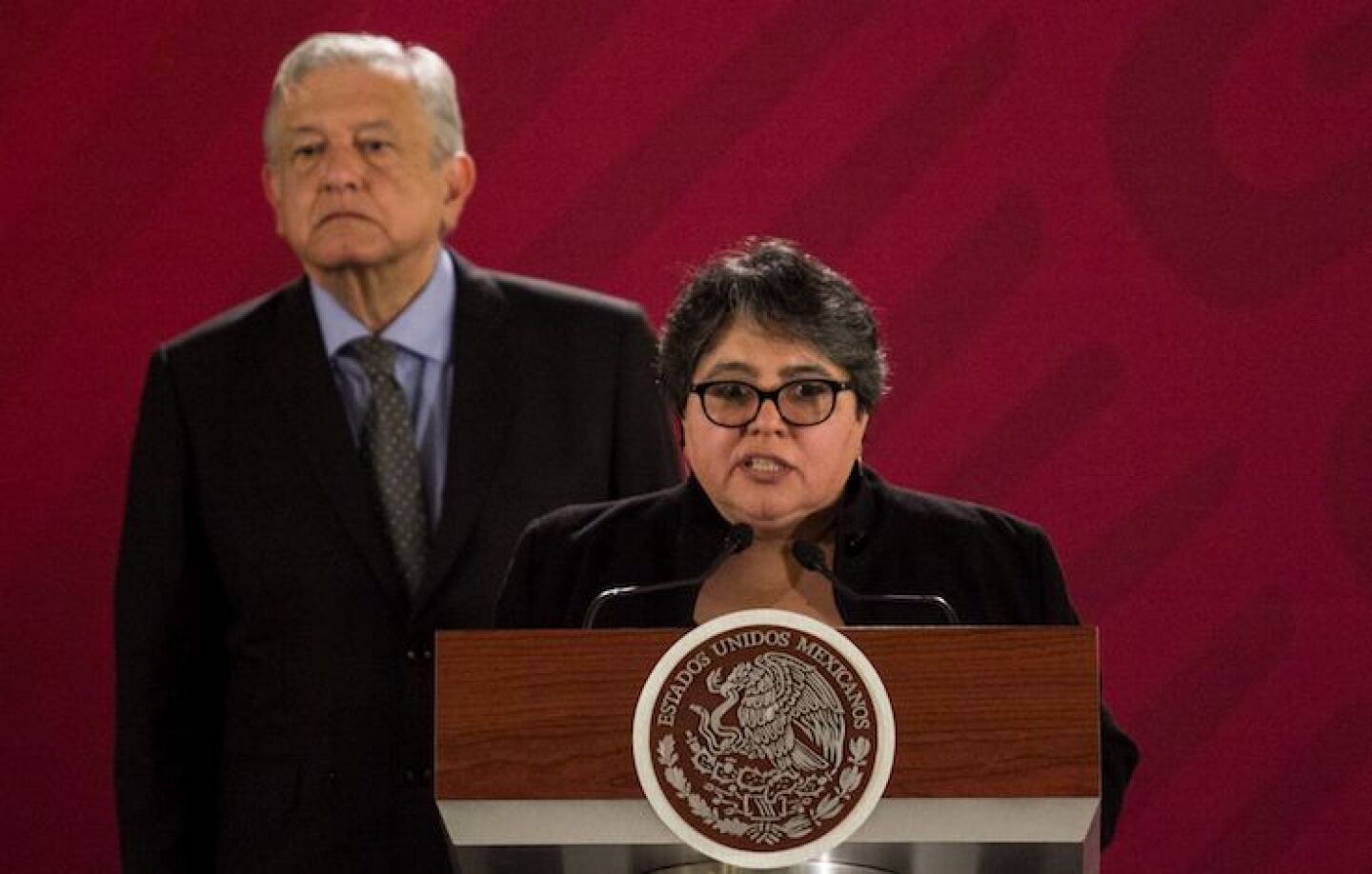 CIUDAD DE MÉXICO, 24ENERO2019.- Andrés Manuel López Obrador, presidente de México, y Raquel Buenrostro, oficial mayor de la Secretaria de Hacienda, durante su conferencia matutina, en Palacio Nacional, para dar detalles sobre la compra de carros tanque para el reparto de gasolinas. De igual modo, el mandatario fue cuestionado por reporteros respecto a la postura ante la situación en Venezuela, a lo que el jefe del ejecutivo respondió que se apegara a los principios constitucionales de no intervención pero siempre apelando al respeto de los derechos humanos. FOTO: GALO CAÑAS /CUARTOSCURO.COM