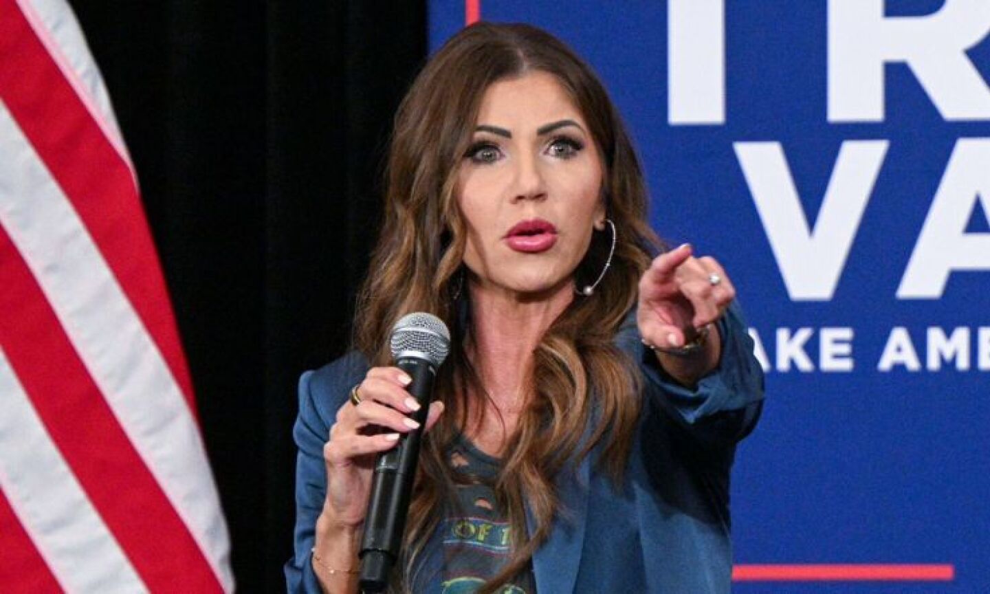 Kristi Noem, secretaria de Seguridad, lanzó una advertencia a la Universidad de Harvard