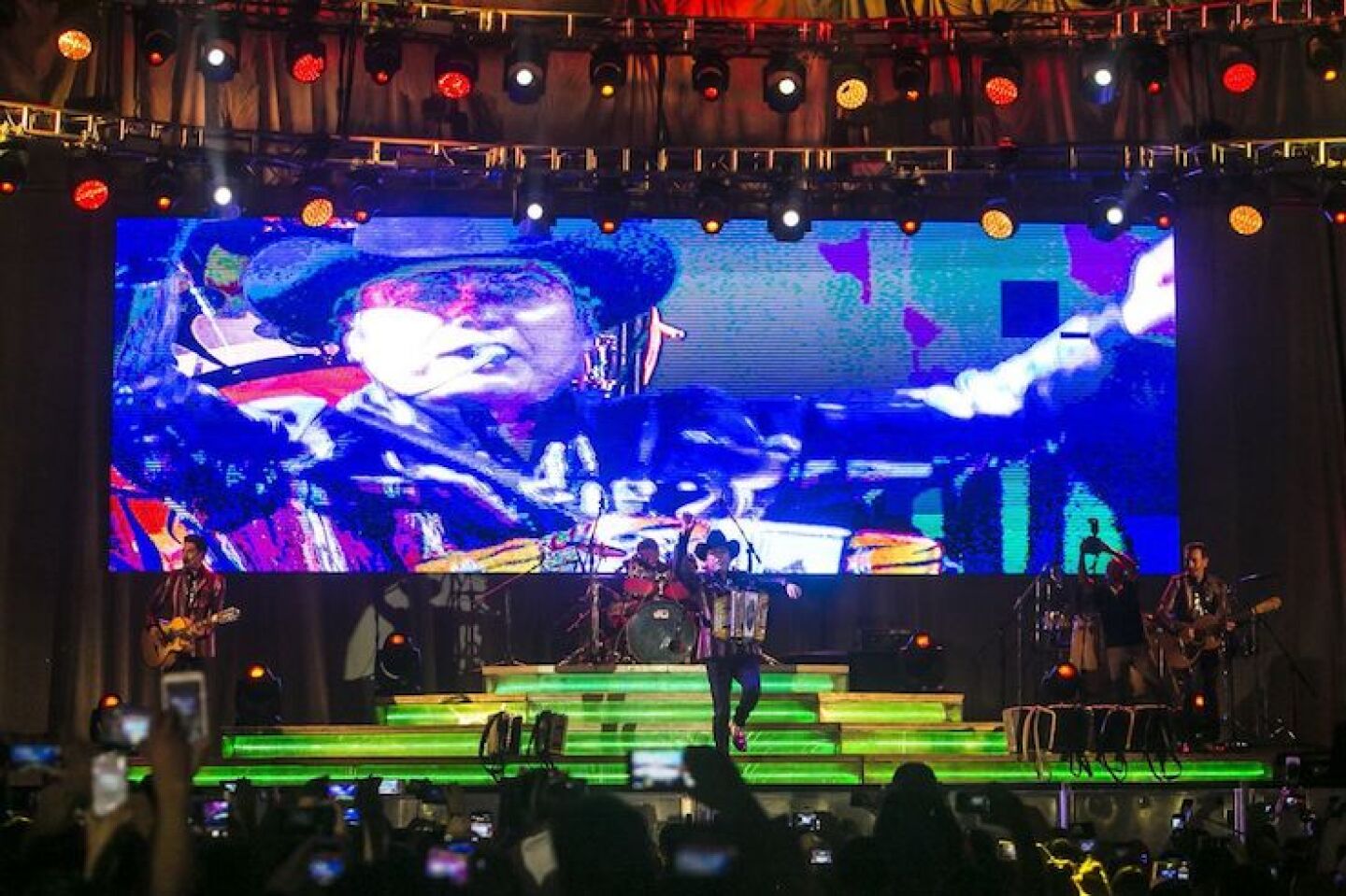 CULIACÁN, SINALOA, 16SEPTIEMBRE2016.- En el marco de los festejos del grito de independencia de México, la famosa agrupación ¨Los Tigres del Norte¨ fueron los anfitriones de la noche, miles de personas acudieron a la explanada de palacio de gobierno del estado para bailar y cantar sus temas favoritos.FOTO: RASHIDE FRIAS /CUARTOSCURO.COM