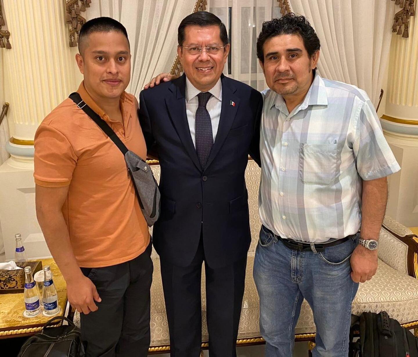 mexicanos secuestrados en el Galaxy Leader.jpg