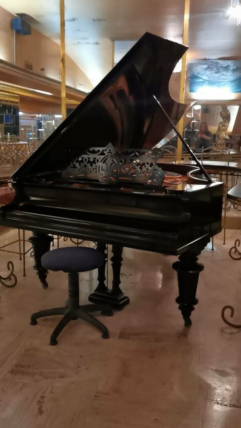 lobby-piano-fru-fru-720x1280