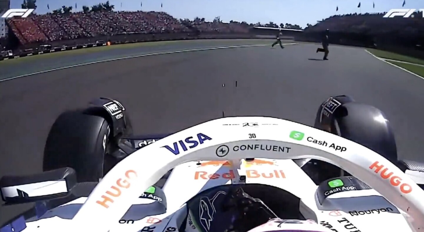 liam lawson oficiales de pista gp de mexico 2025.jpg