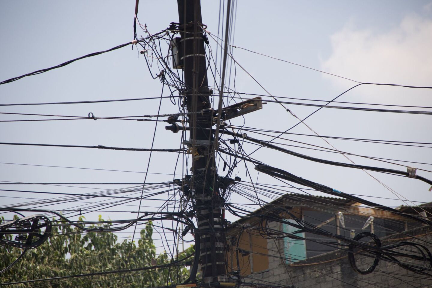 Transformadores de alta tensión, estan siendo cambiados por parte de la Comisión Federal de Electricidad CFE, en la mayoría de las colonias de la Alcadía de Cuauhtémoc.