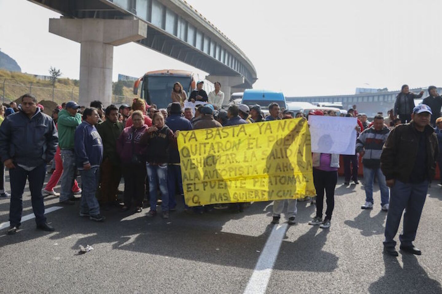 IXTAPALUCA, ESTADO DE MÉXICO, 19ENERO2016.- Alrededor de 150 vecinos de la colonia el Molinito, bloquearon por más de siete horas la autopista México-Puebla en ambos sentidos exigiendo la construcción de un puente peatonal que conecta al municipio de Chalco e Ixtapaluca. Los inconformes mencionaron que el puente provisional que esta hecho de lamina es muy peligroso. Policías antimotines de la policía federal asistieron para intentar retirar a los manifestantes, minutos después de la llegada de los federales llegaron a un acuerdo con el gobierno municipal.FOTO: SAÚL LÓPEZ /CUARTOSCURO.COM
