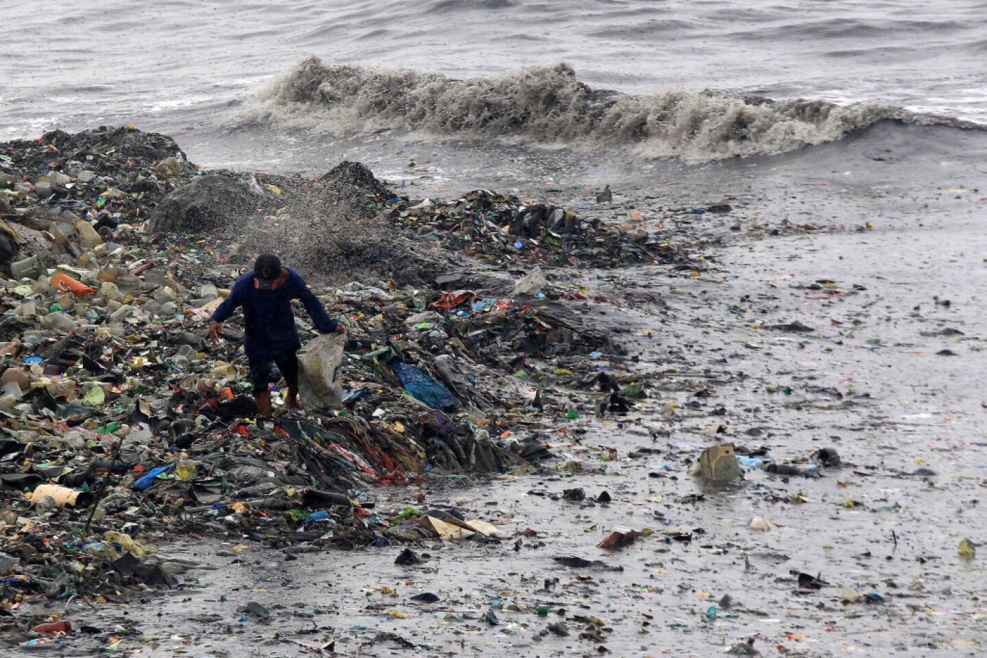 (3)FILIPINAS-NAVOTAS-MEDIO AMBIENTE-TIFON