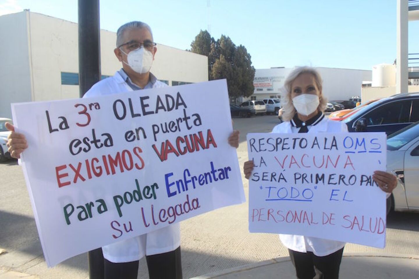 Personal médico privado de Ciudad Juárez, Chihuahua, se manifestaron en exigencia para recibir las vacuna contra la Covid-19.