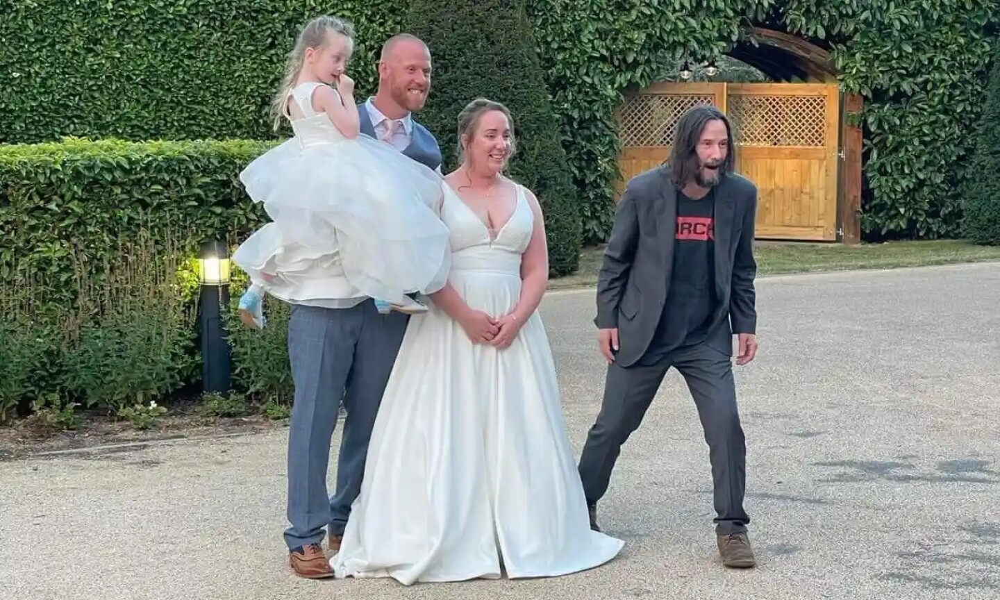nikki y james roadnight en su boda con keanu reeves