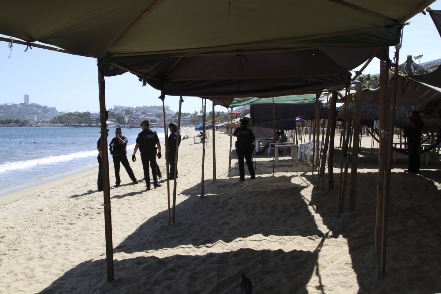 ACAPULCO, GUERRERO, 27ABRIL2016.- Se mantienen las calles solas en el puerto a causa de la balacera del domingo por la noche. Locatarios se mantuvieron cerrados durante el lunes, martes y parte de este día, en redes sociales se difundieron supuestos mensajes del crimen organizado en donde le advertían a la ciudadanía que no salieran a las calles. Este miércoles abrieron algunos negocios, peros las playas, bazares y palapas lucieron semidesiertas. Comerciantes señalan que las autoridades de los tres ordenes no han respondido de manera contundente ante la ola de violencia que se vive en este punto turístico, Caleta, el Malecón y el Zócalo, que eran referencia del ambiente acapulqueño parecen un desierto.
FOTO: BERNANDINO HERNÁNDEZ /CUARTOSCURO.COM