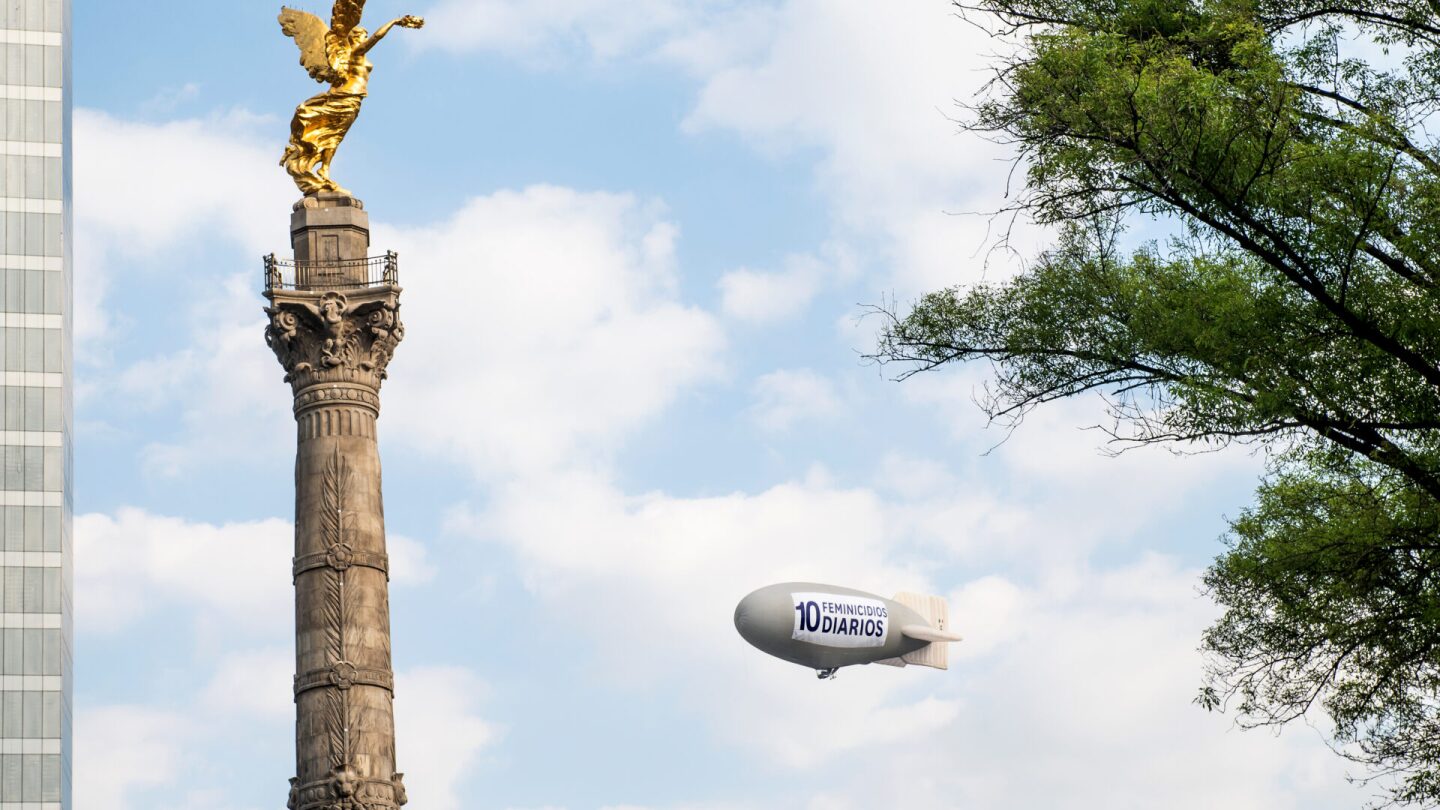 Feministas protestan con zepelín en el cielo de México por el Día de la Mujer