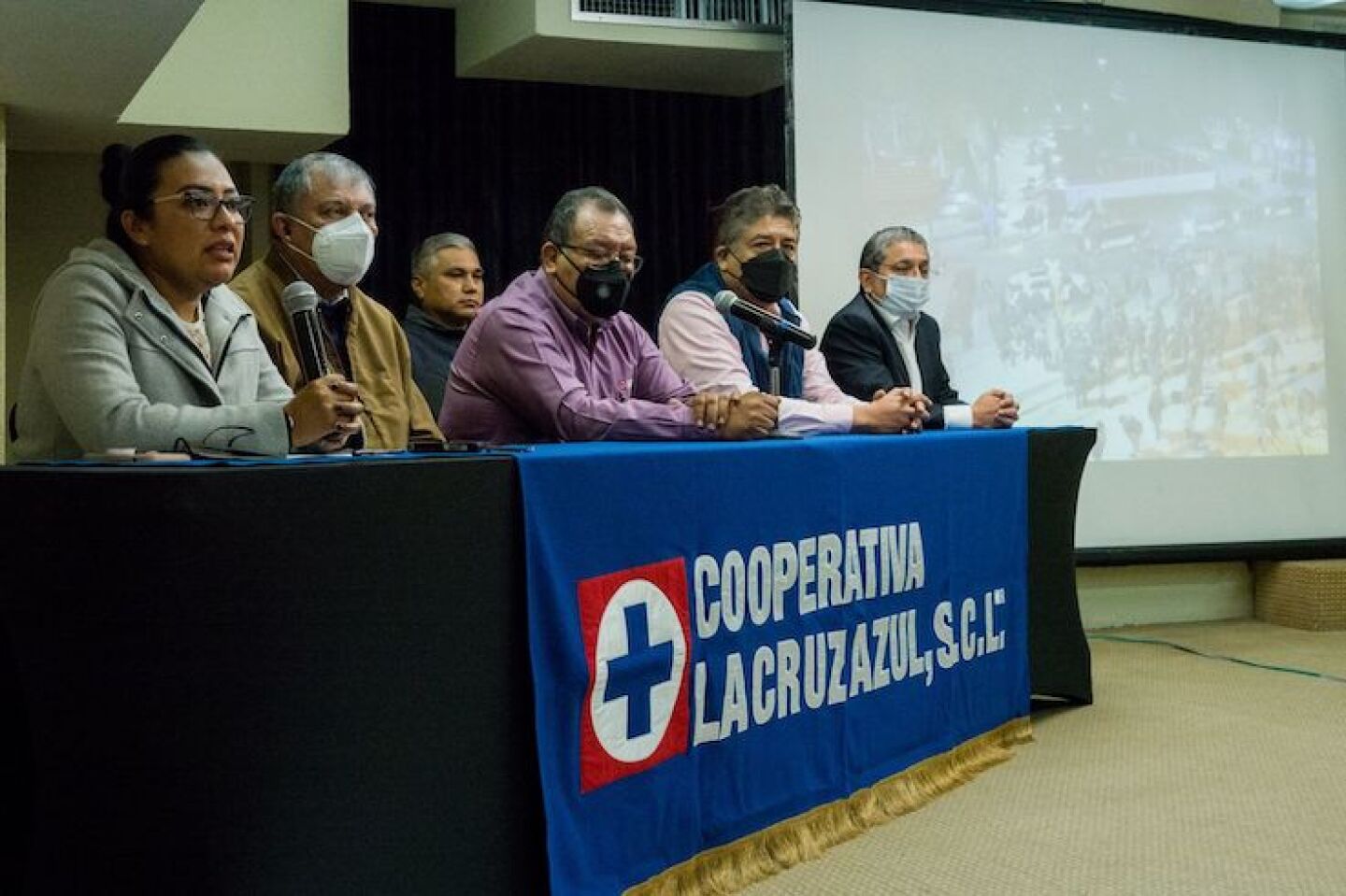 La abogada Viridiana Jiménez Barrera, abogada de la firma José Luis García, durante la conferencia de prensa de la cooperativa Cruz Azul por el intento de toma de las instalaciones de la cooperativa por autoridades de Tula.