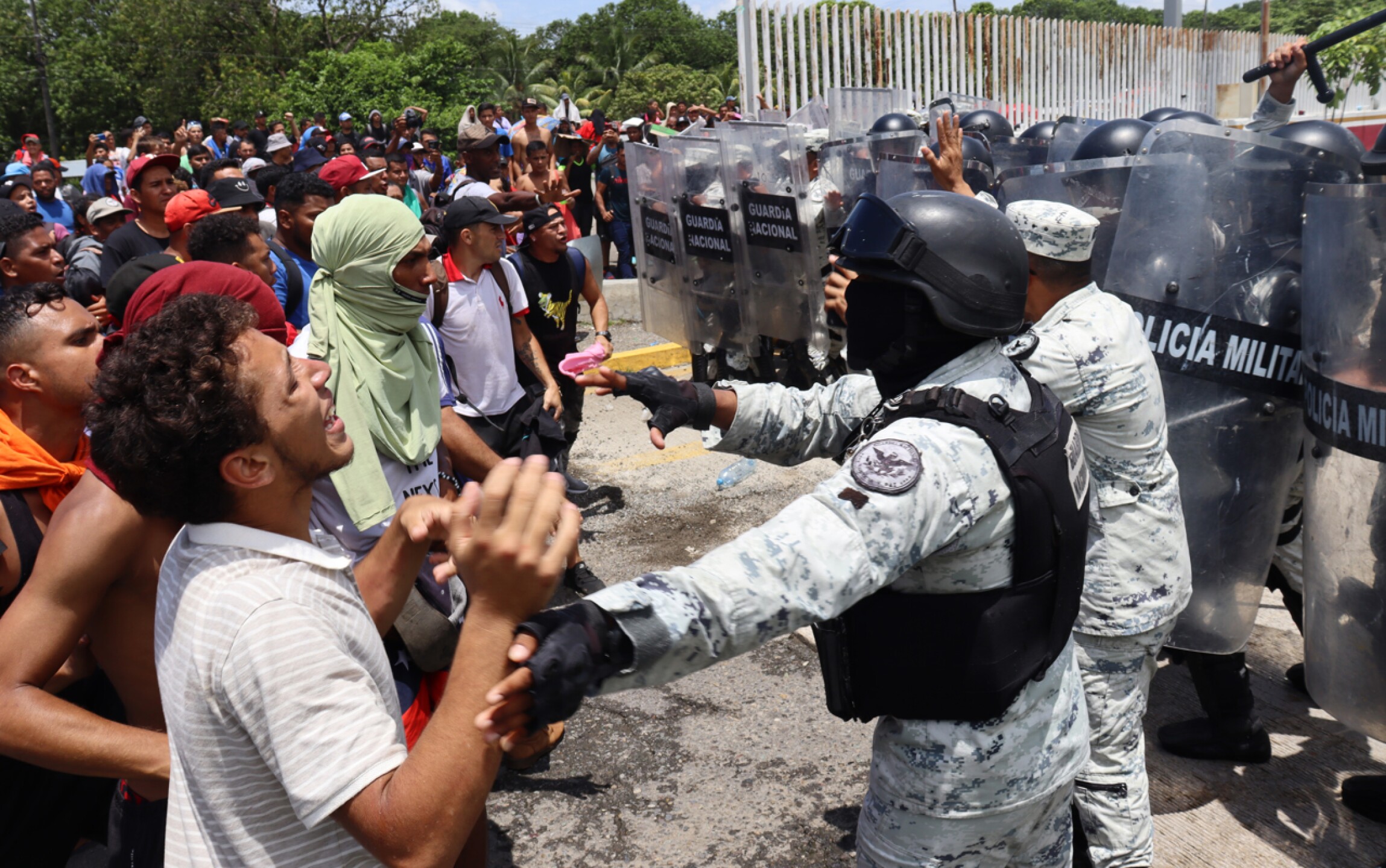caravana-migrante-chiapas-ataca-oficina-