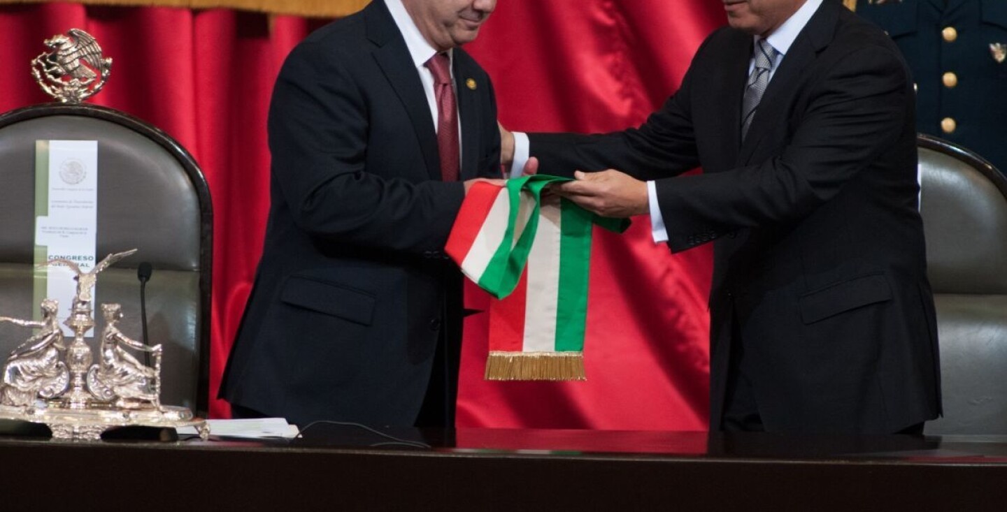 MÉXICO, D.F. 01DICIEMBRE2012.- Felipe Calderón Hinojosa, Presidente de México saliente, besa la banda presidencial ante de cedérsela a Jesús Murillo Karam, presidente de la mesa directiva la Cámara de Diputados, quien a su vez se la entregó a Enrique Peña Nieto, quien tomó protesta como Presidente Constitucional de los Estados Unidos Mexicanos, en sesión general del Congreso de la Unión. FOTO: SAÚL LÓPEZ /CUARTOSCURO.COM