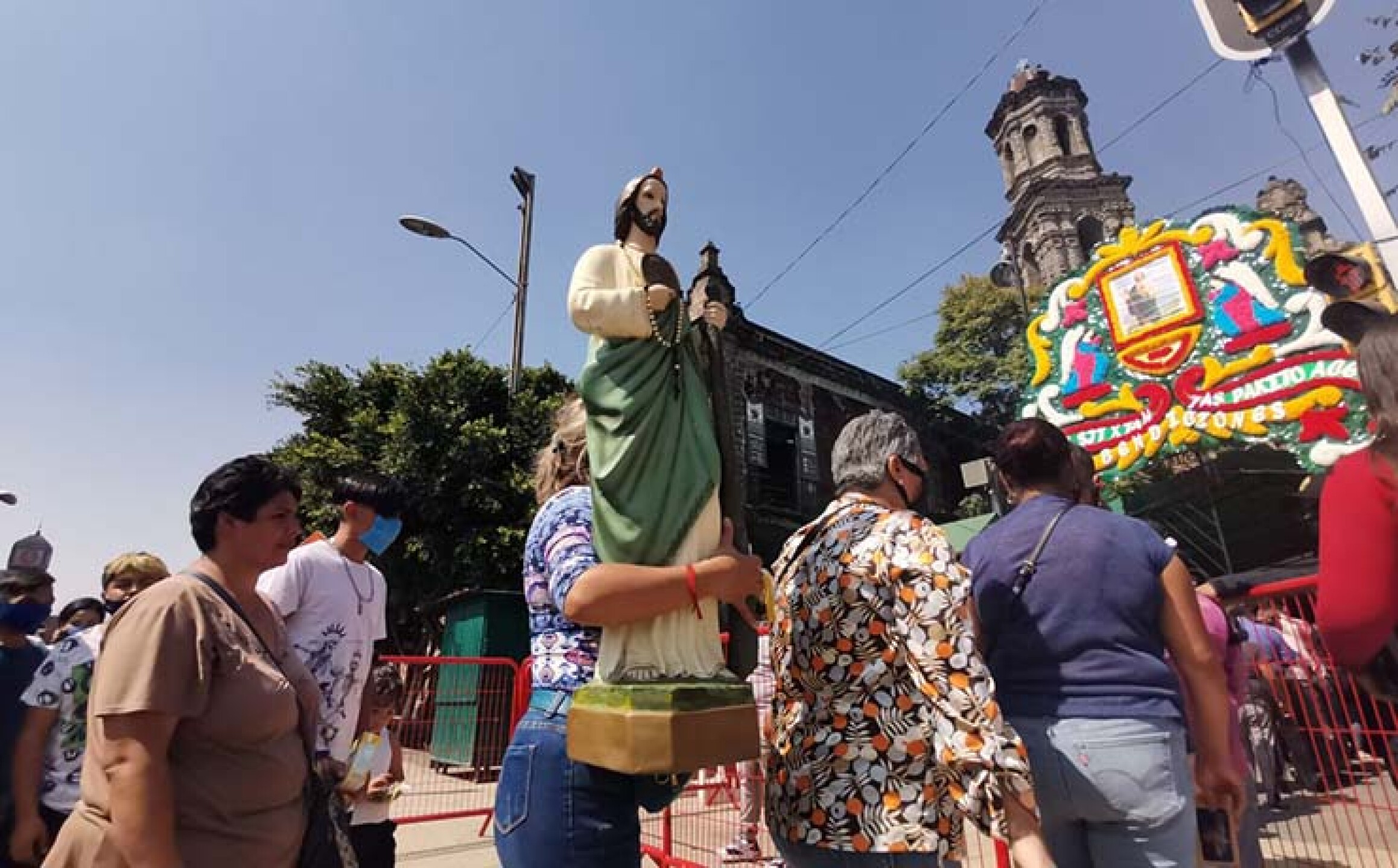 Cientos de creyentes de San Judas Tadeo esperaron cerca de una hora para ingresar al templo de San Hipólito, el día de mañana es la celebración anual de este santo, autoridades de la iglesia anunciaron que permanecerá cerrado para evitar aglomeracion