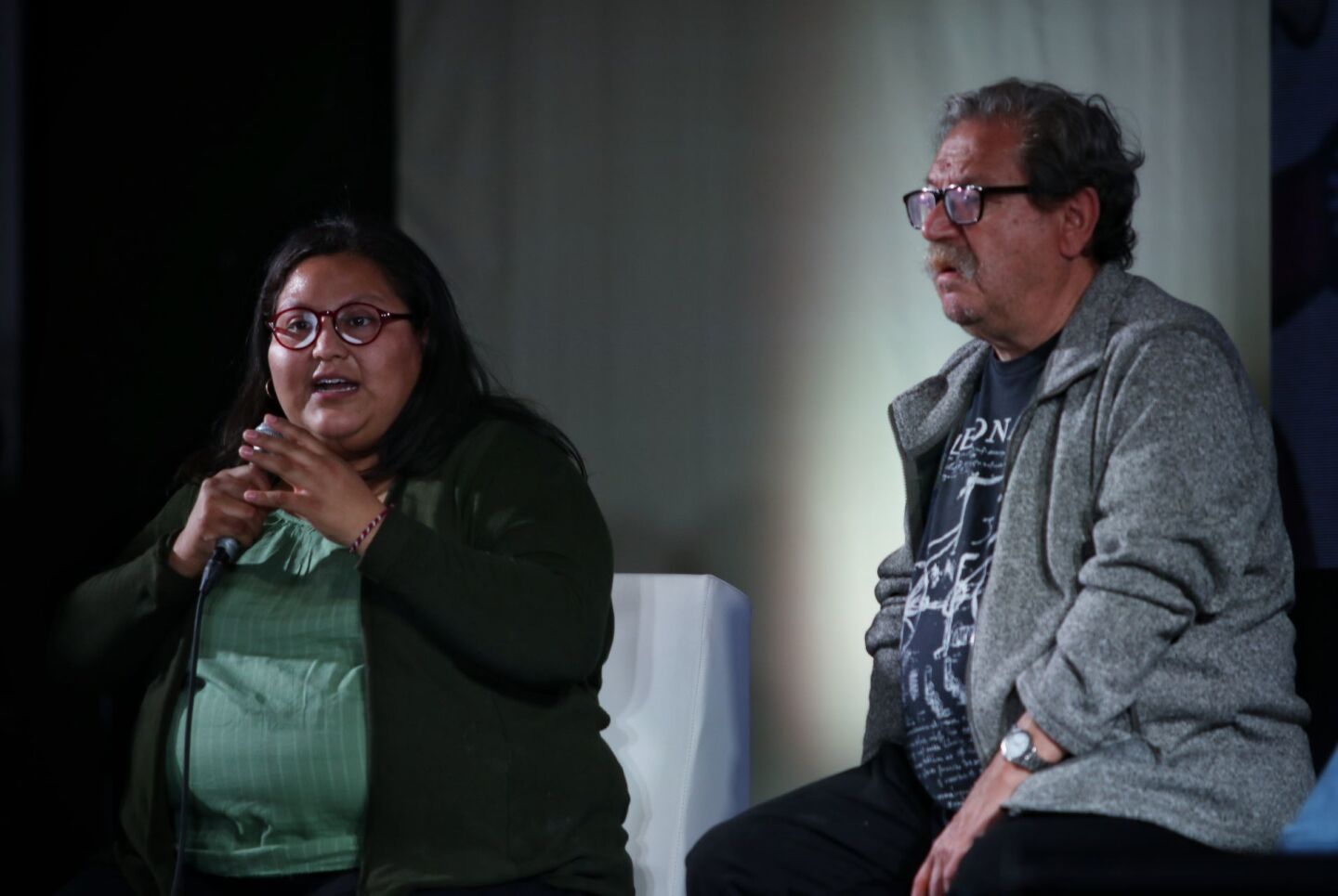 Paco Ignacio Taibo II, director del Fondo de Cultura Económica, Citlali Hernández, senadora del grupo parlamentario Morena, durante la charla “La nueva y la vieja izquierda” como parte de las acrividades de la Feria Internacional del Libro en el Zócalo.