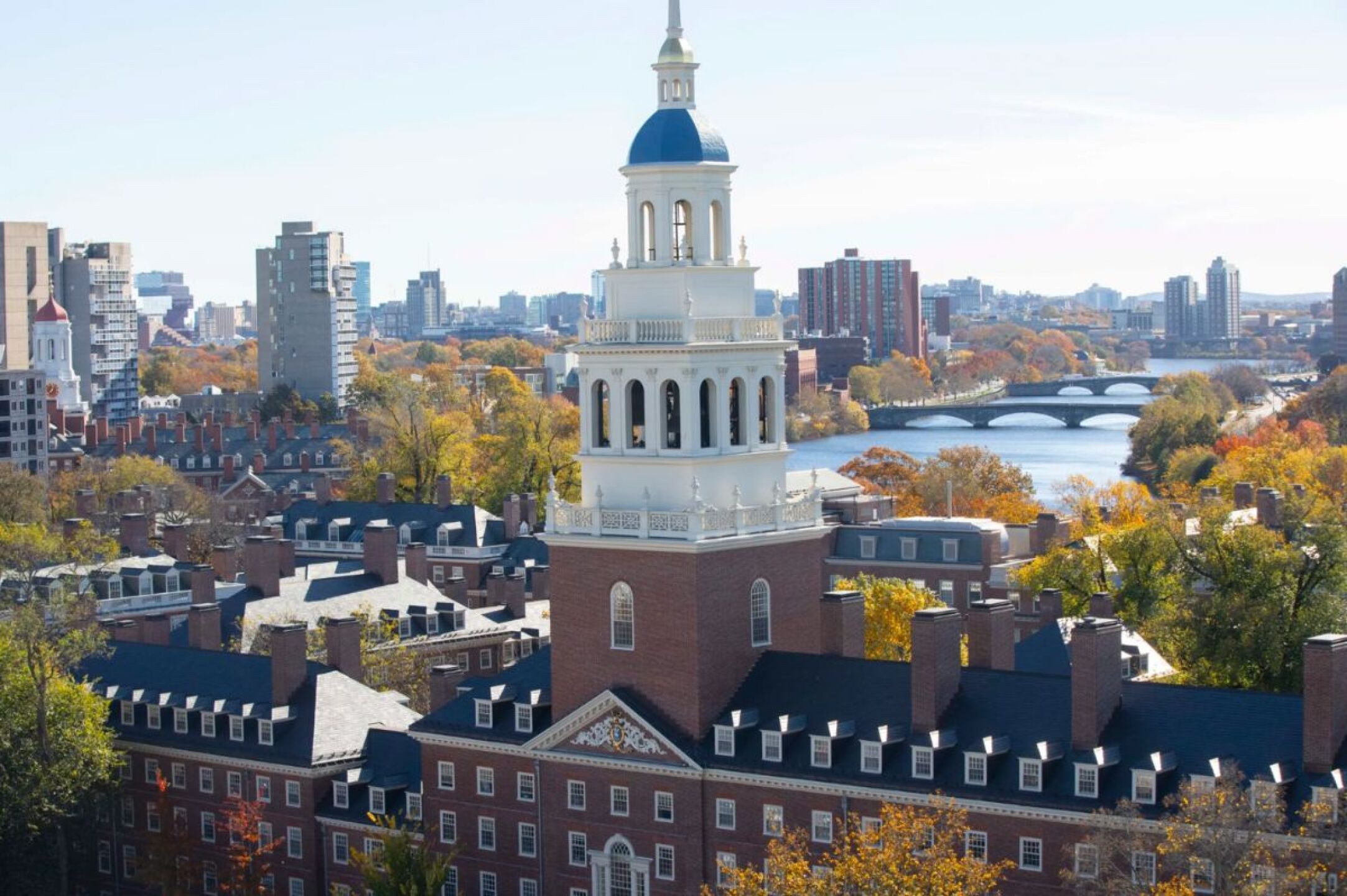 donald-trump-tilda-a-harvard-de-antisemita-y-exige-suspender-fondos-federales