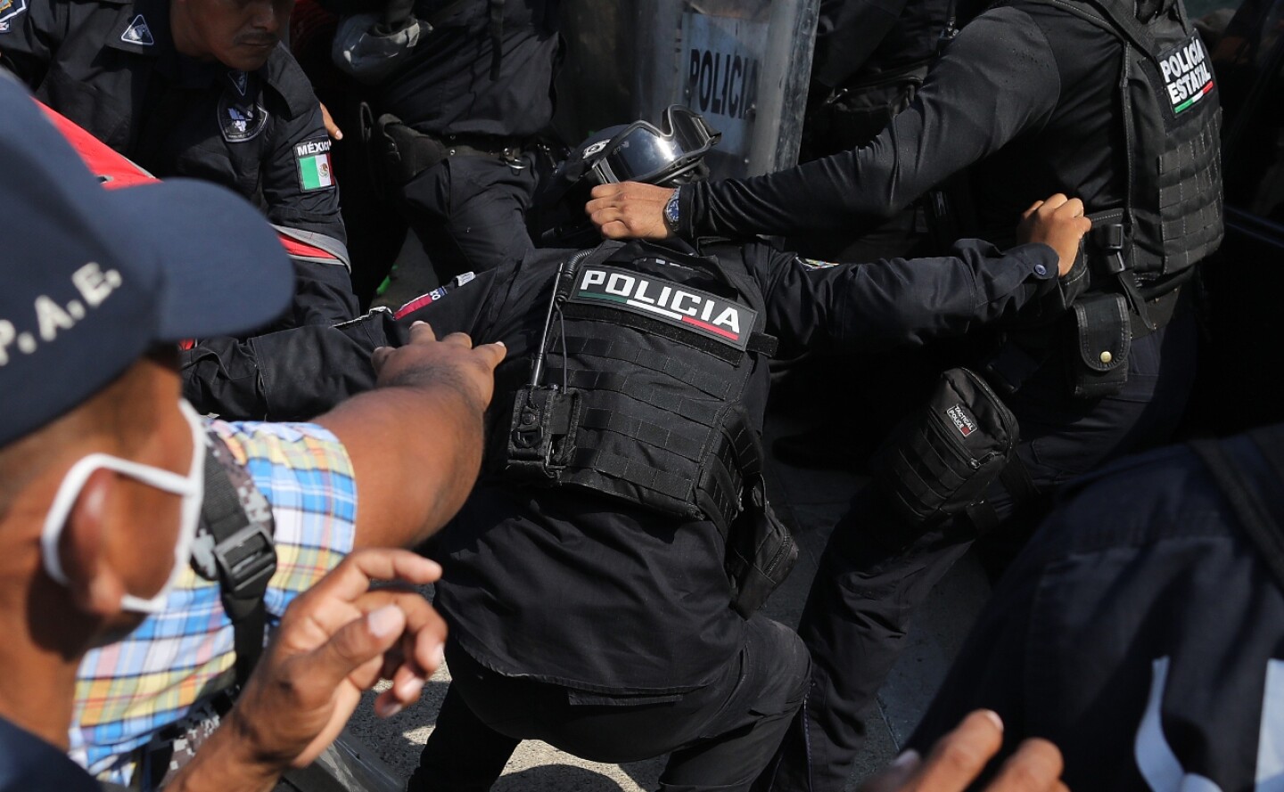 policias-manifestacion-acapulco-efe (1)