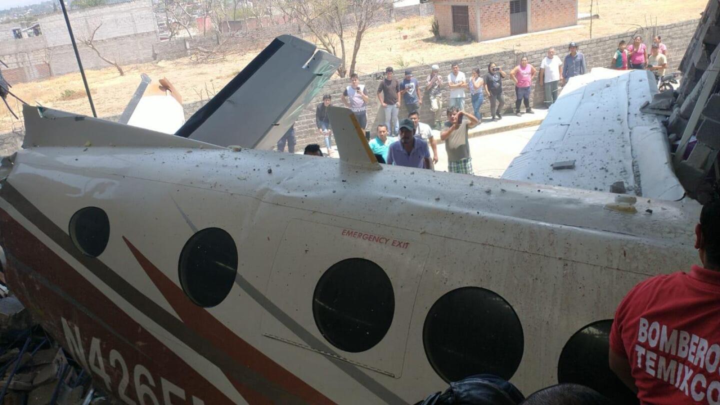 Avioneta se estrella contra supermercado en Morelos