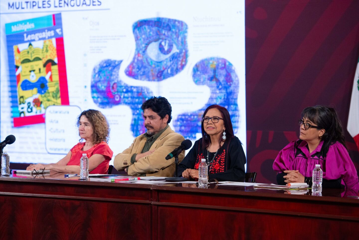 SEP Alma Adrianna Gómez Galindo, Enrique Guzmán Sánchez, Leticia Ramírez, y Nora Hilda Rodríguez Báez, durante el análisis de texto gratuito de la SEP, en Palacio Nacional.