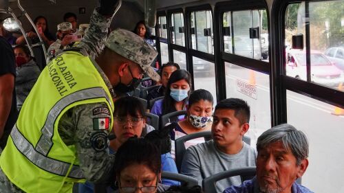 Elementos de la Guardia Nacional durante operativo a transporte público en Coyoacán.