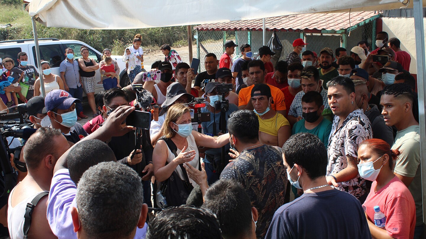 Un centenar de migrantes protesta contra las redadas en el sureste de México