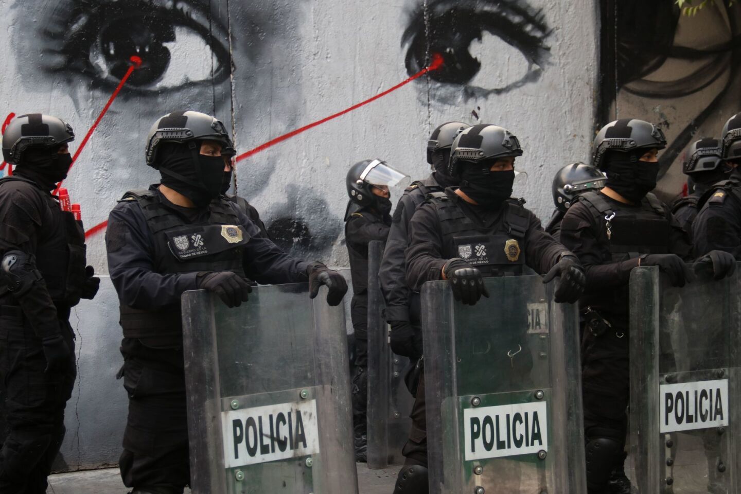 Elementos de la policía encapsularon a integrantes del Bloque Negro durante la marcha del 2 octubre