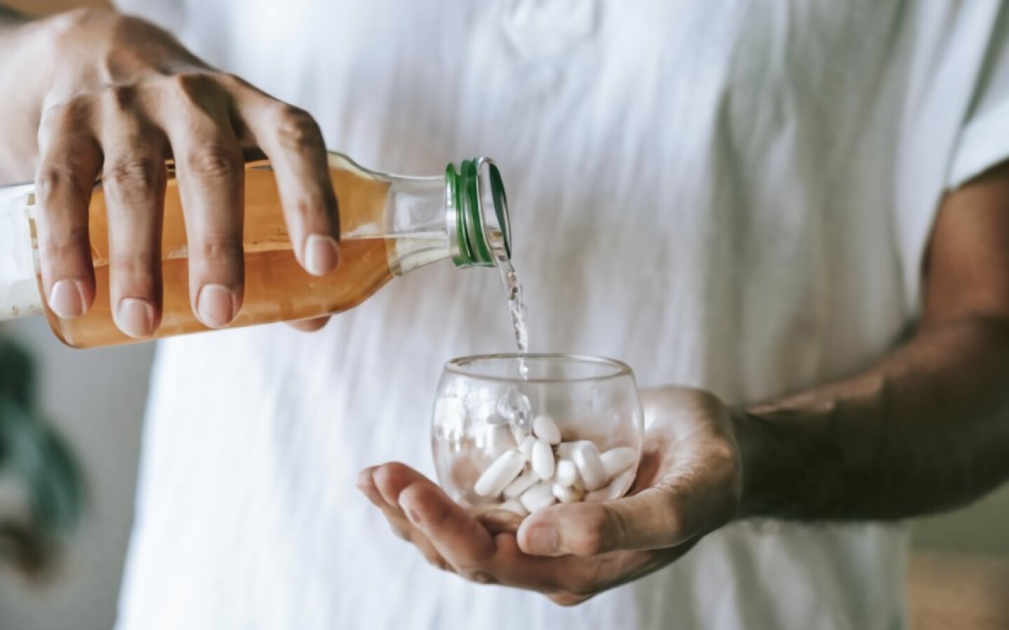 pastillas a-person-about-to-take-a-pill-with-soda-TEuHS5fRRs2LtlZE4jl9bA-VL4t7-9-TC6O5Gto9VBE5A.jpeg