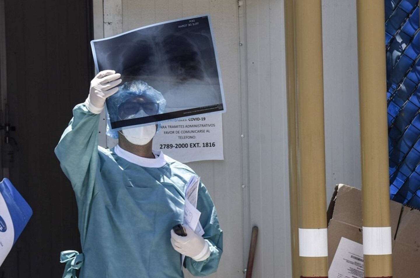 Un doctor revisa una radiografía de un posible paciente con Covid-19 en la zona de Triage Covid-19 del Hospital General de México.