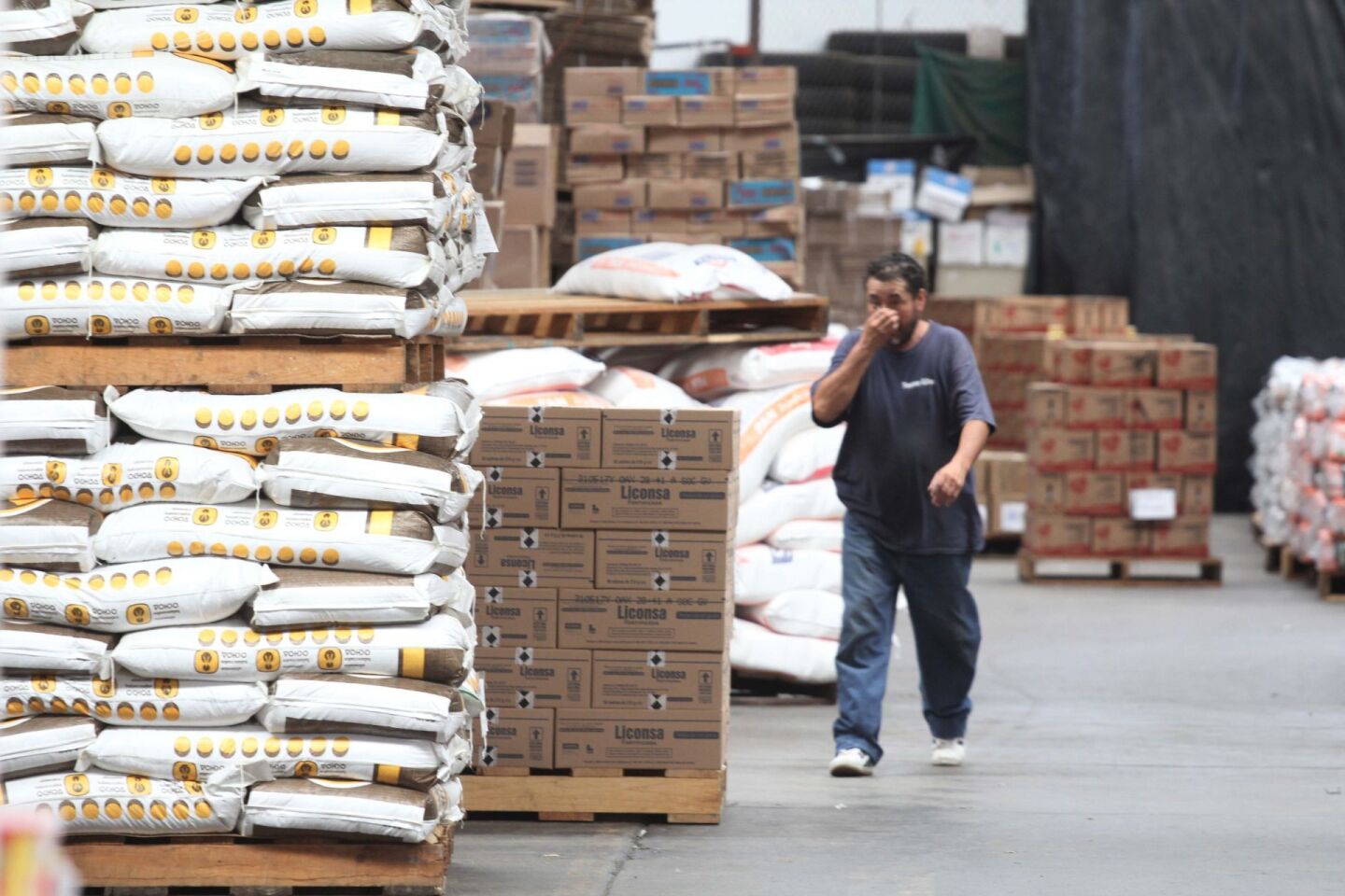 OAXACA, OAXACA, 29JUNIO2016.- El almacén central de Diconsa en el estado se encuentra bien abastecido, aseguraron funcionarios de dicha dependencia, además que de las 2 mil 457 tiendas con las que cuentan en territorio oaxaqueño mil 457 se encuentra surtidas al cien por ciento, para el resto se analizan distinstas posibilidades para su abastecimiento, por ahora las zonas con desabasto son la región del Istmo de Tehuantepec y la Mixteca. FOTO: ARTURO PÉREZ ALFONSO /CUARTOSCURO.COM